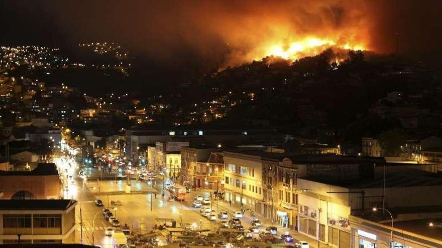 Vista general de uno de los cerros afectados por el incendio, en Valparaíso.  //Efe