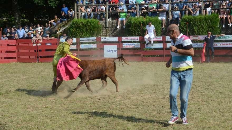 La pasada capea, en Vilarello (Valga). // Noé Parga