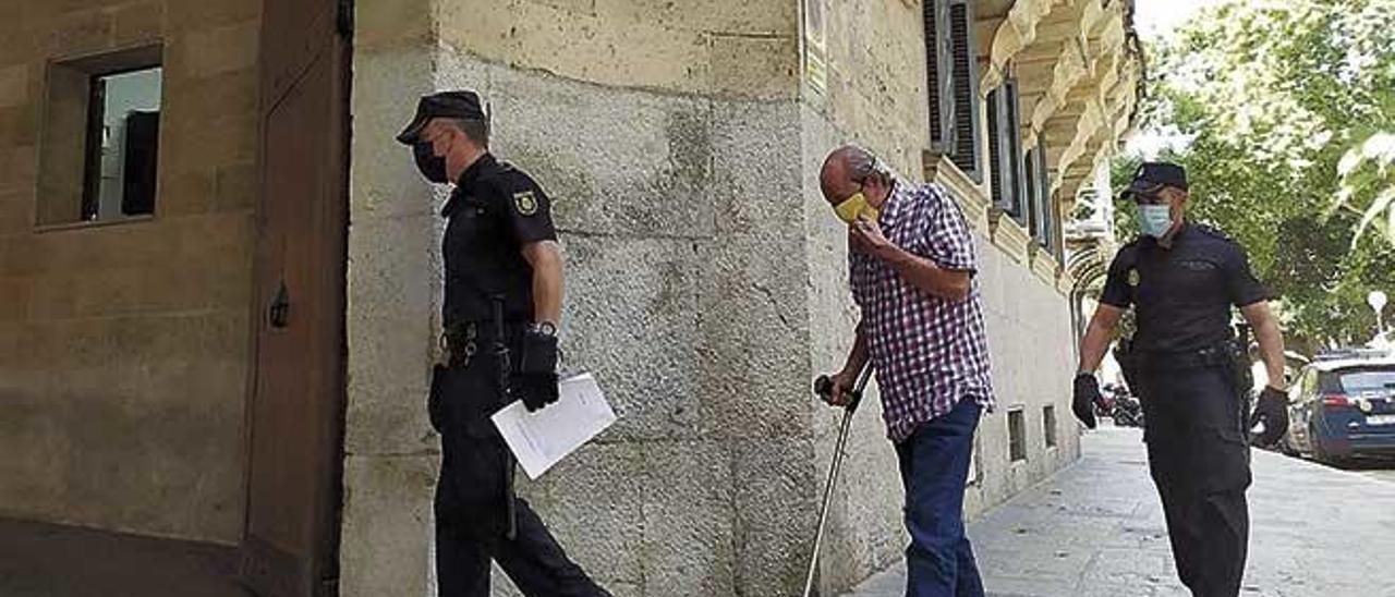 El acusado, ayer a su llegada a la Audiencia Provincial de Palma, custodiado por dos policías.