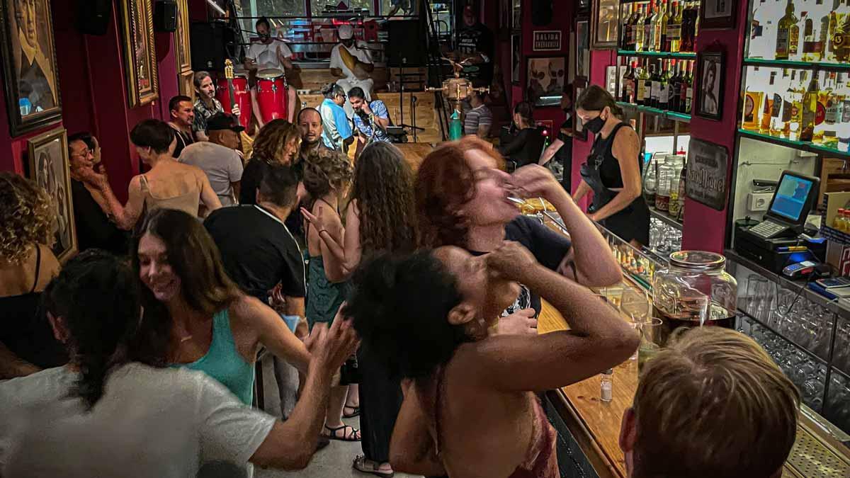 Ambiente en el interior de un bar musical en Barcelona.