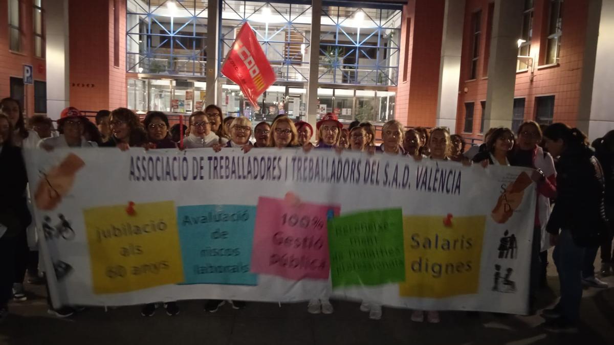 Una de las manifestaciones de las trabajadoras del SAD ante el Ayuntamiento de Xirivella