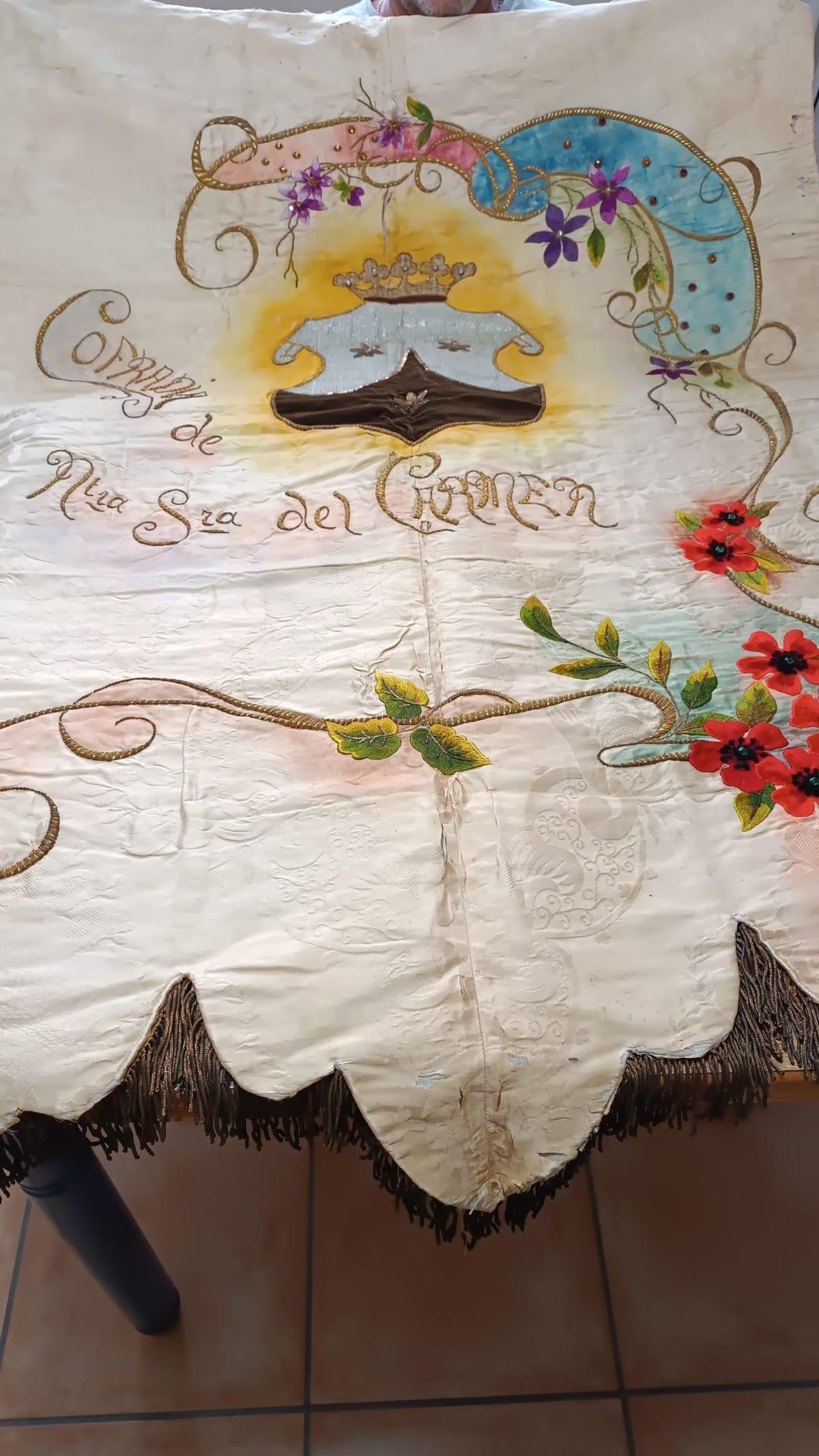 Detalle del estandarte de 1900 antes de la restauración.