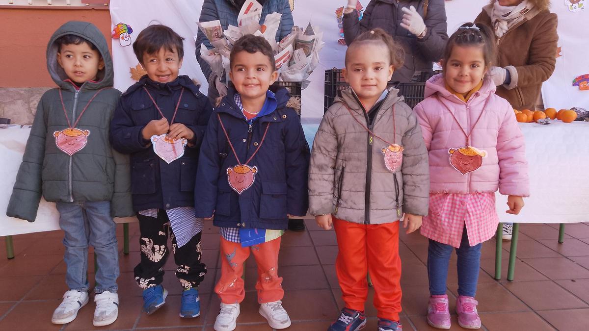 Un grupo de niños mostrando los dibujos de castañas realizados durante la convivencia.