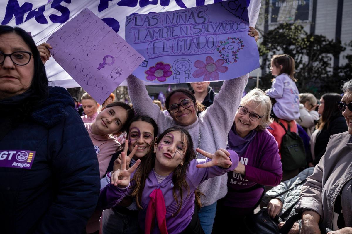 En imágenes | La marea feminista viste de morado el centro de Zaragoza por el 8M