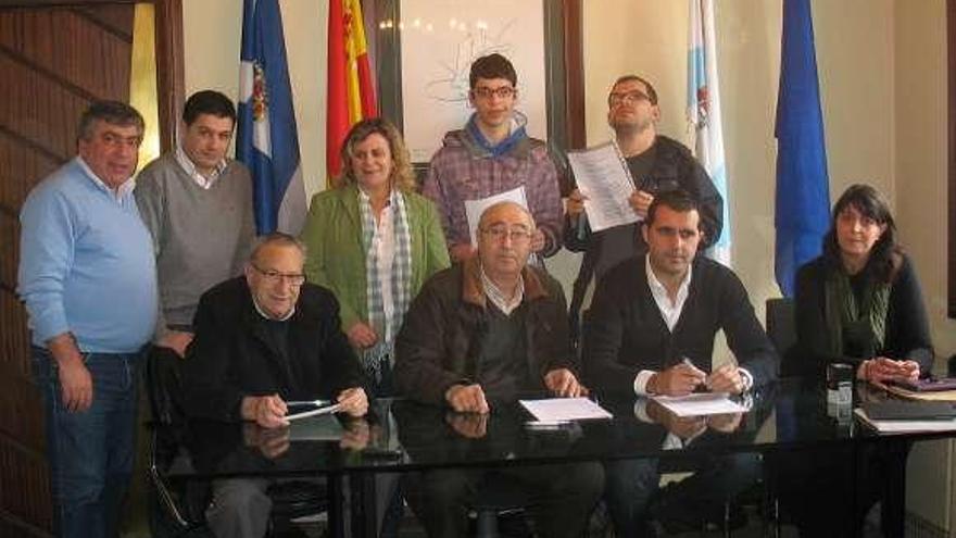 Representantes del Juan María y del gobierno, tras firmar el convenio.
