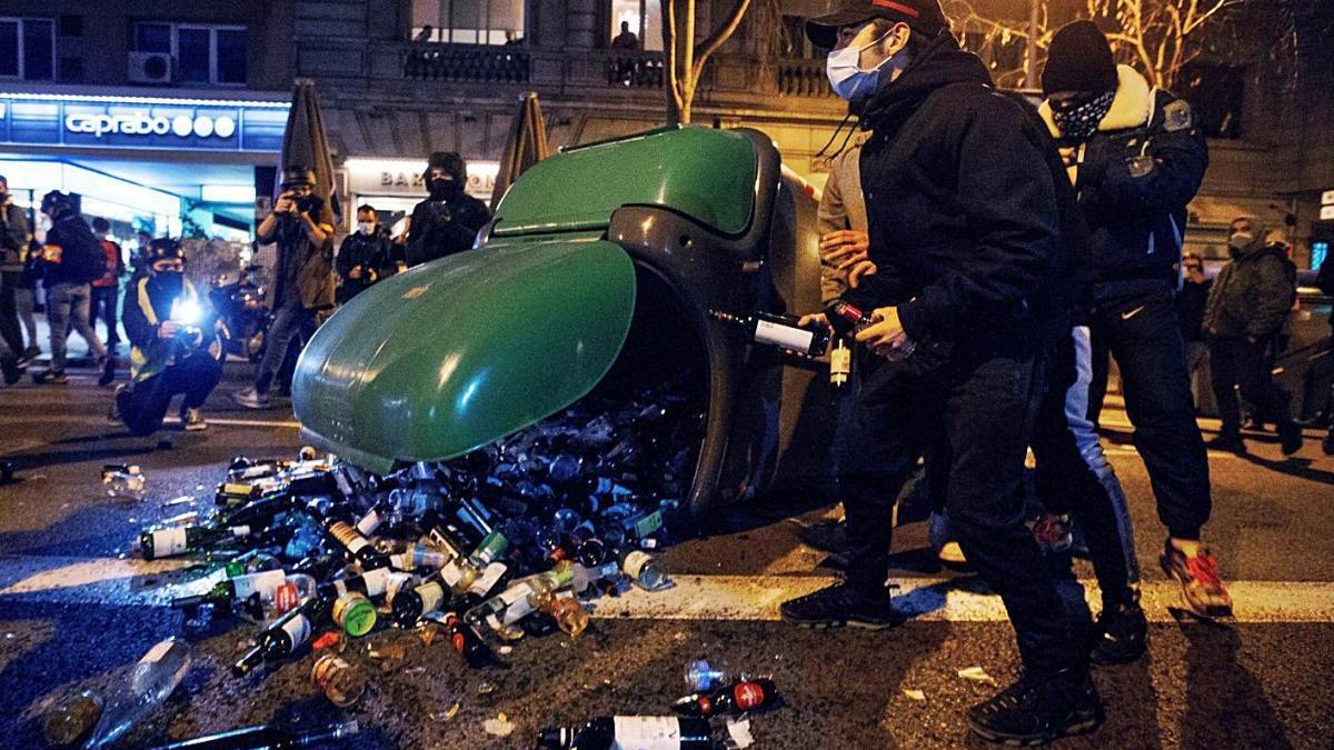 Diversos joves agafaven ahir ampolles d&#039;un contenidor bolcat per llançar-les als Mossos.