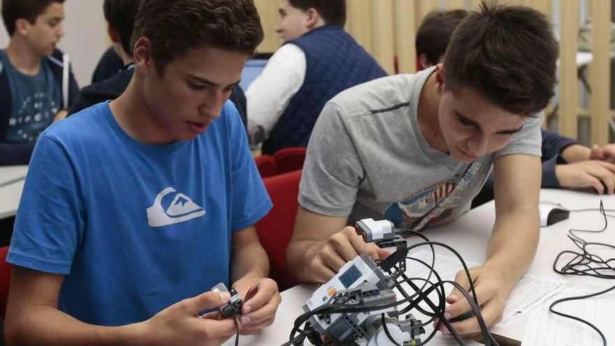 Dos alumnos, en un taller de Robótica en Vigo. // Adrián Irago