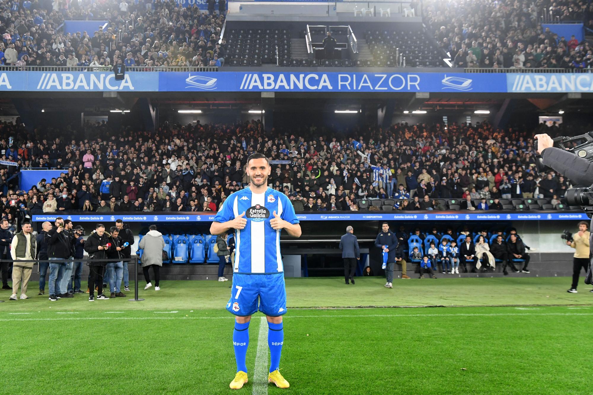 Riazor aclama a Lucas Pérez en su presentación