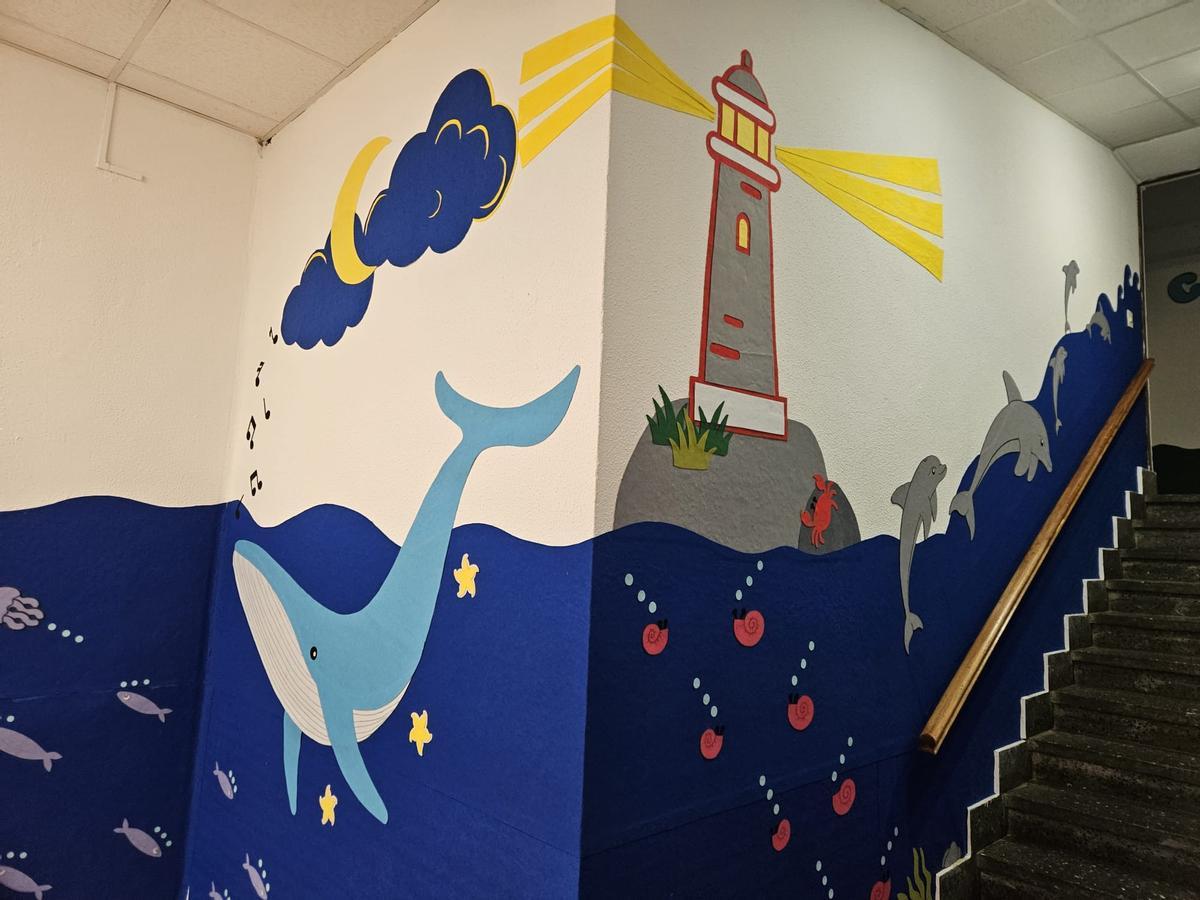 Una ballena y un faro del mural.