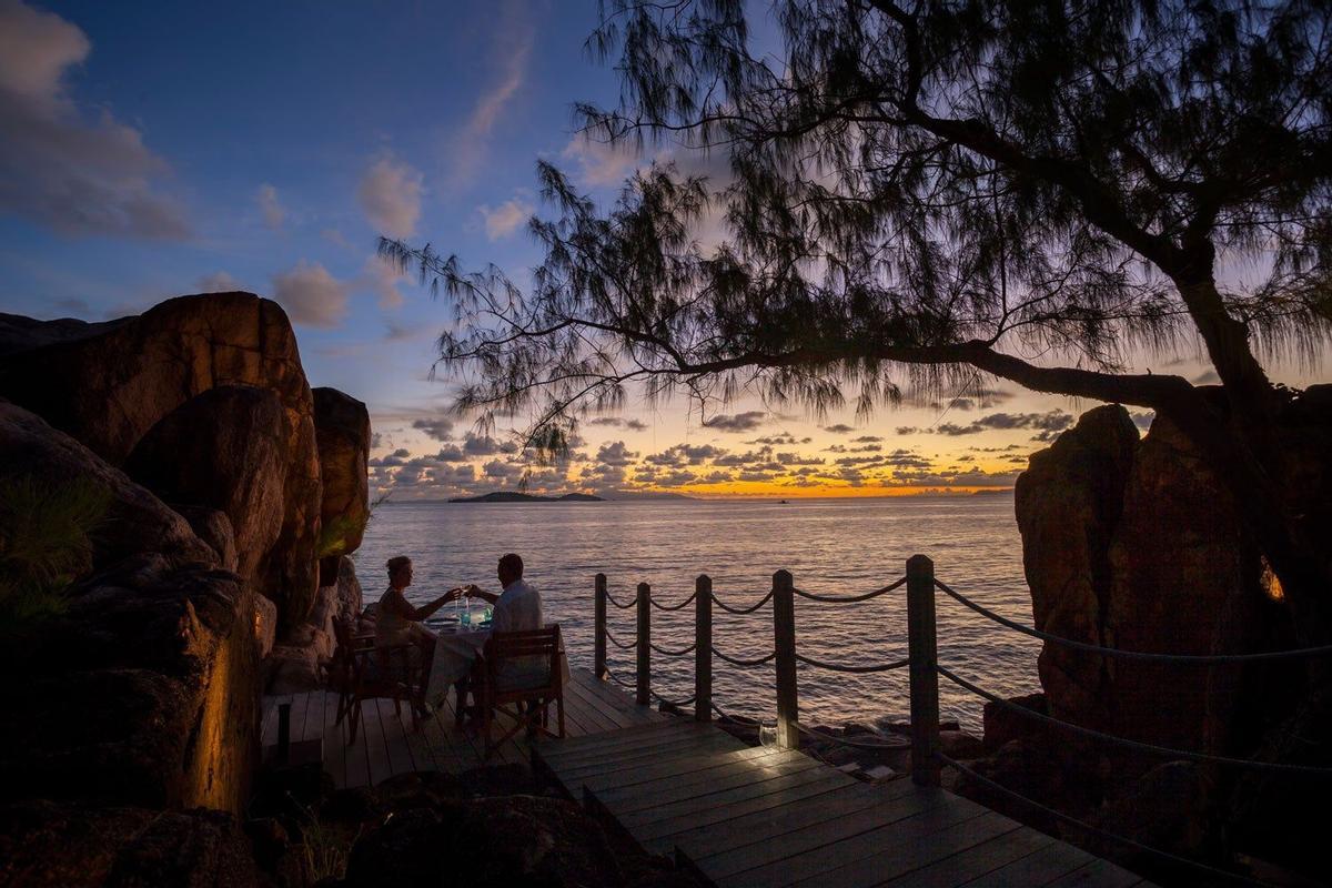 Cena al atardecer en un complejo vacacional de la isla Praslin