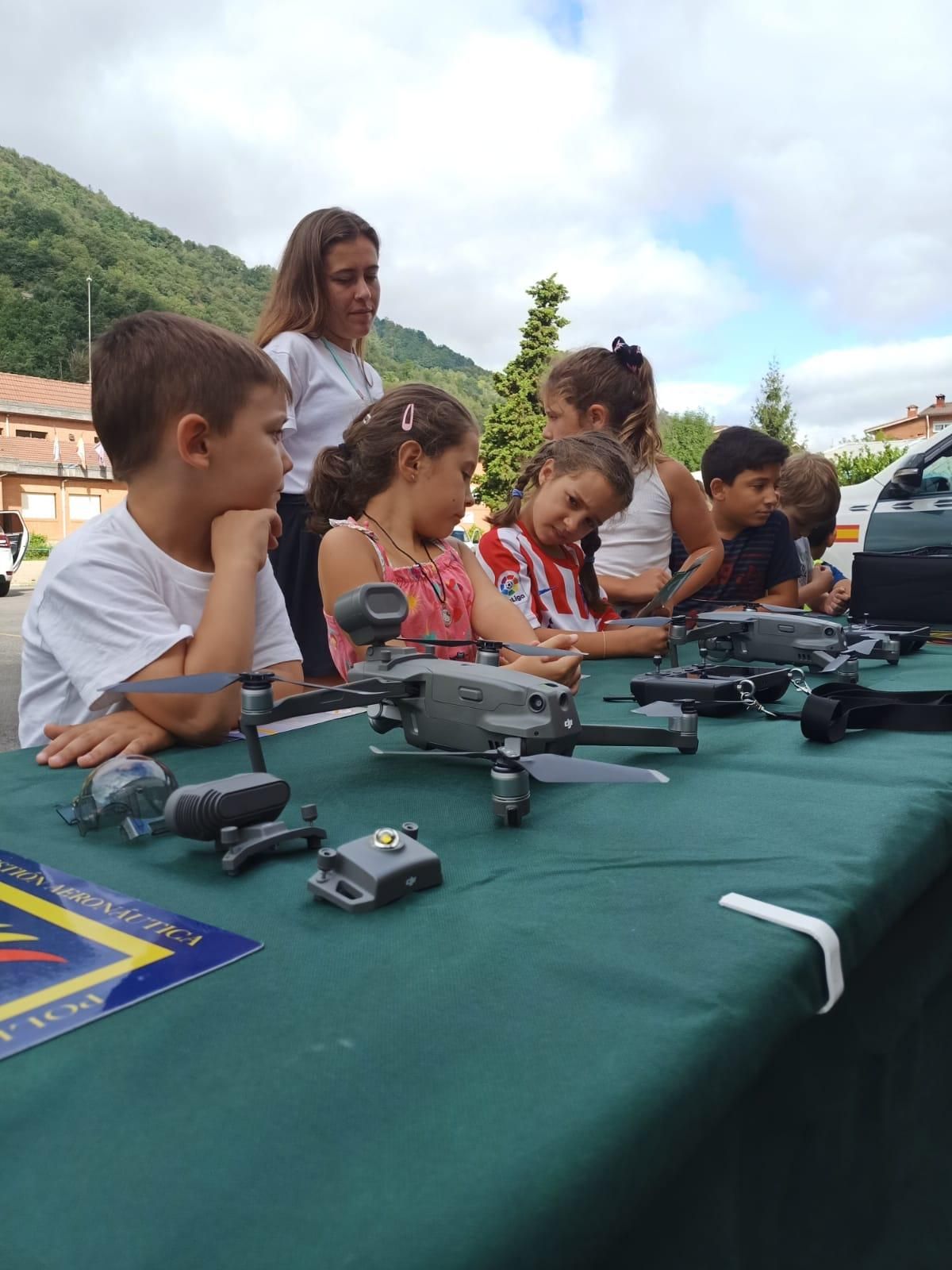 Demostración de la Guardia Civil en el colegio Elena Sánchez Tamargo de Laviana