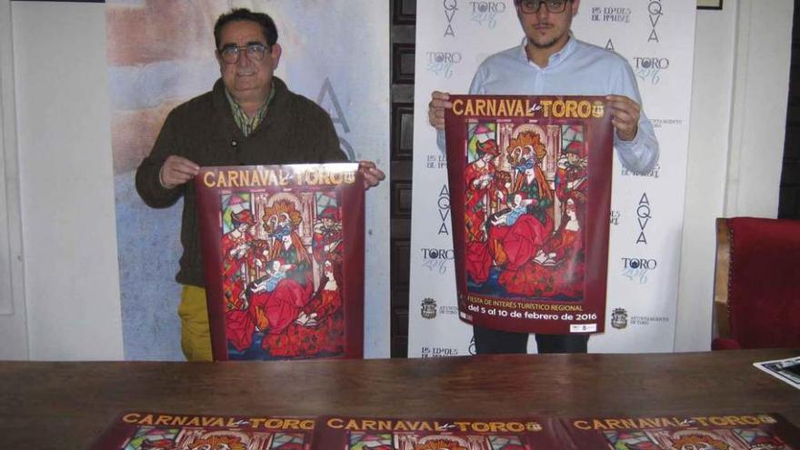 Juan Antonio Rodríguez (izquierda) y Tomás del Bien presentan el cartel y el programa de las fiestas. Foto