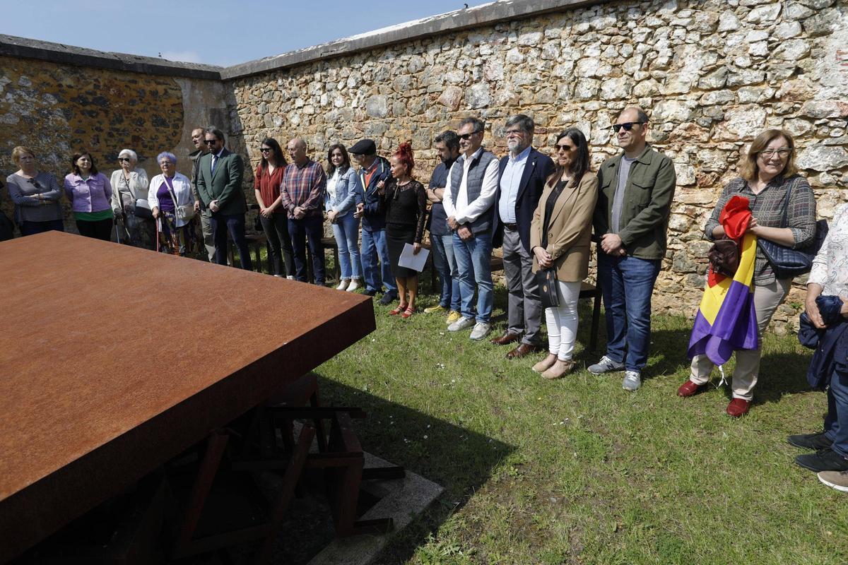 Uno de los homenajes por el Día de la Repúblicado celebrado en el cementerio de La Carriona.