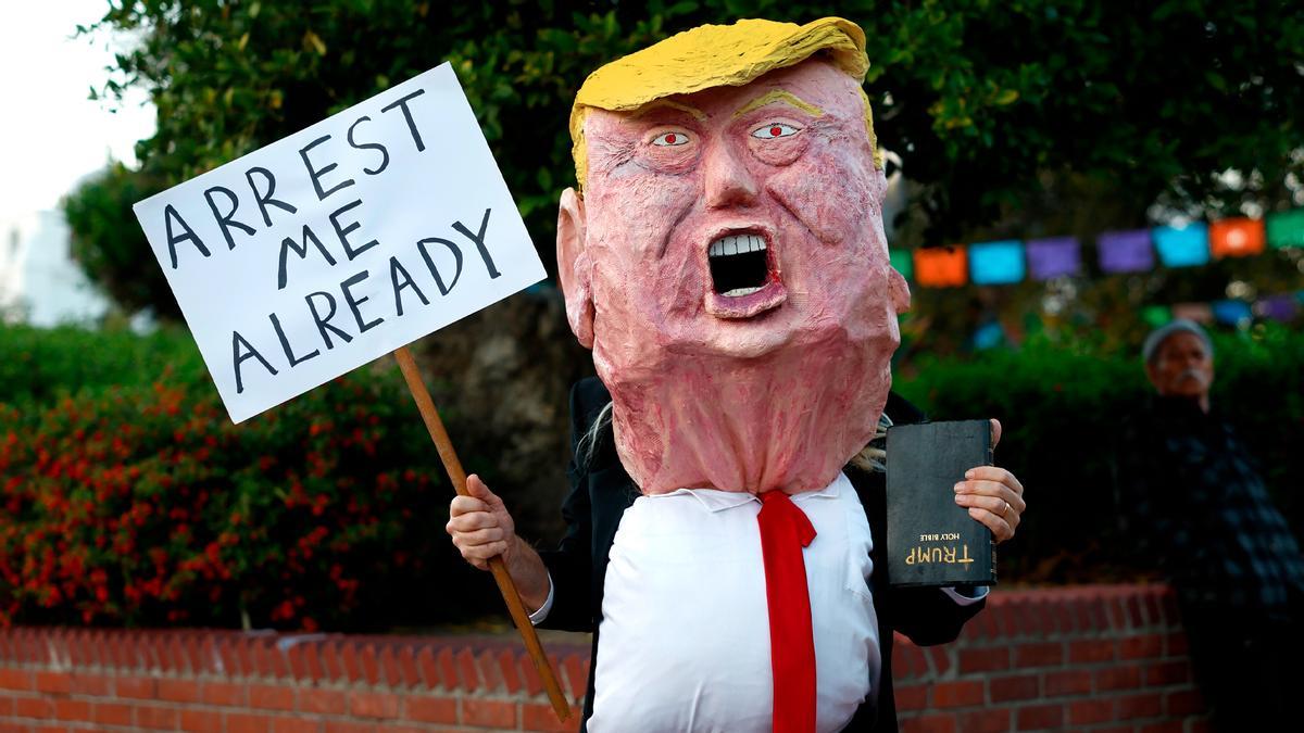 Protesta contra Trump en Mineápolis con un cabezudo del mandatario.