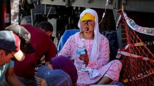 Un equipo médico atiende a una mujer herida por el terremoto en Talat, al sur de Marruecos.