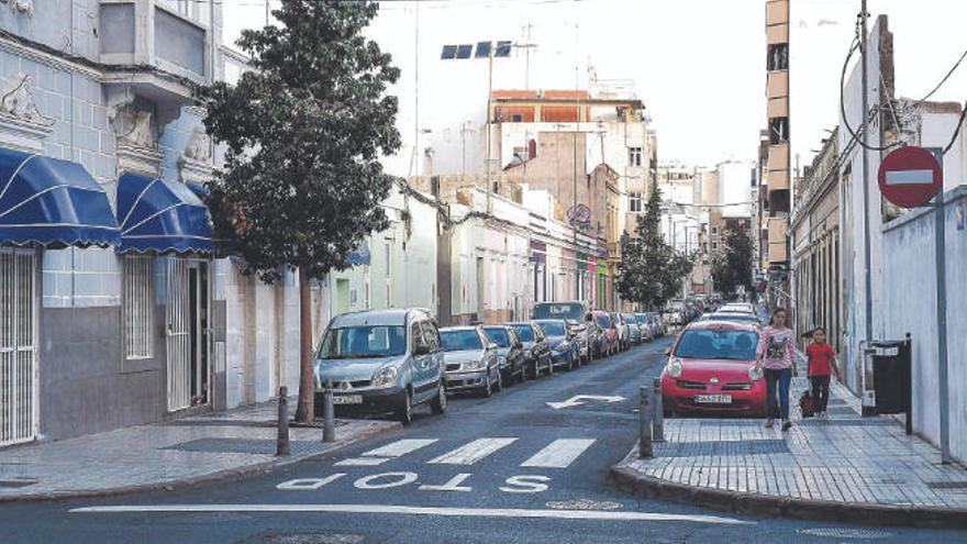 A la izquierda, un local de prostitución en la calle Molino de Viento, en la capital grancanaria.