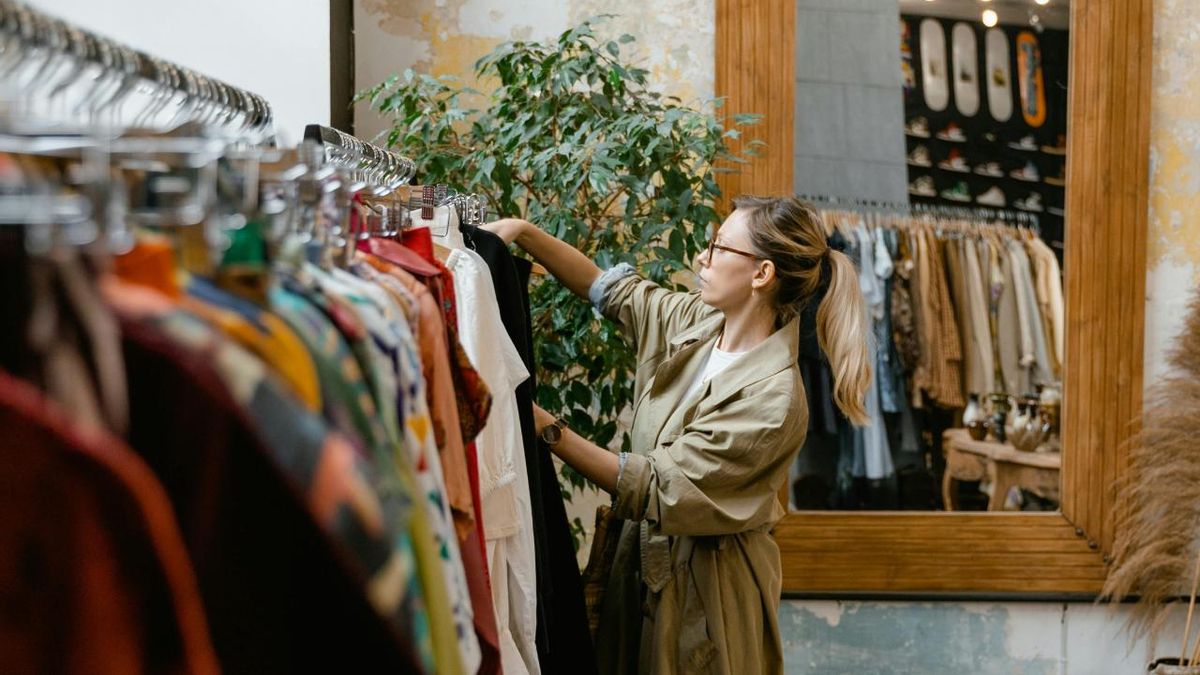 Una mujer busca una prenda en una tienda 'vintage'.