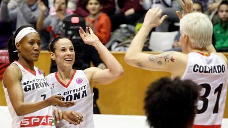 Traoré, Núria Martínez i Nádia Colhado, celebrant un bàsquet dijous a Fontajau en el partit contra l&#039;Olympiacos.