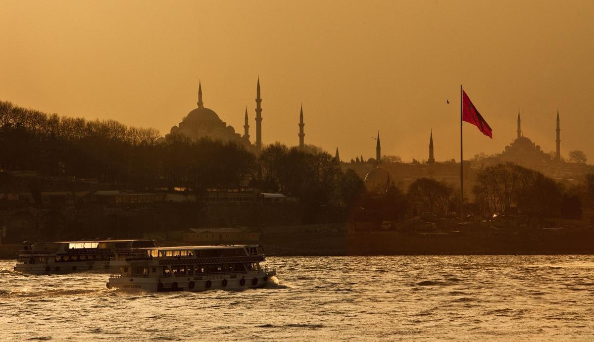 Perfil de Estambul desde el Bósforo al atardecer.