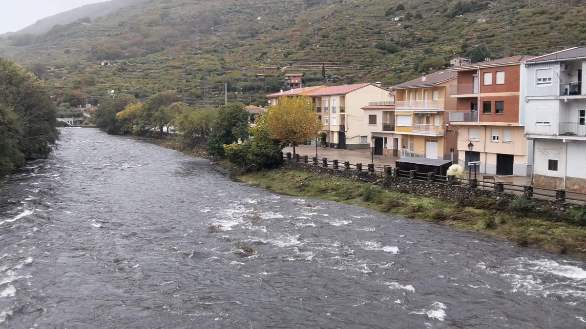 Estado actual del río Jerte en Navaconcejo tras las lluvias de la madrugada