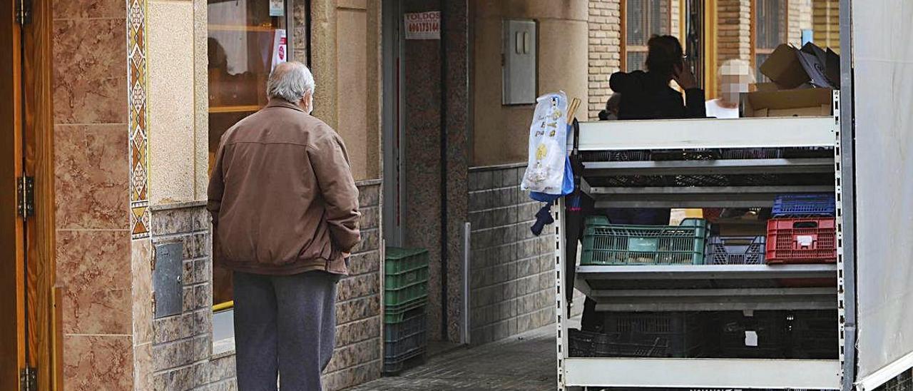 Un mayor ayer en Canet, cuando iba a hacer la compra.