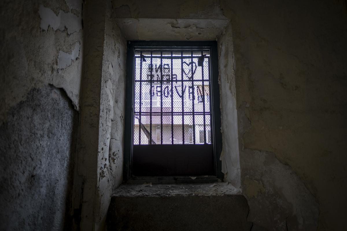 Tras la reja de esta ventana, un corazón y un mensaje.