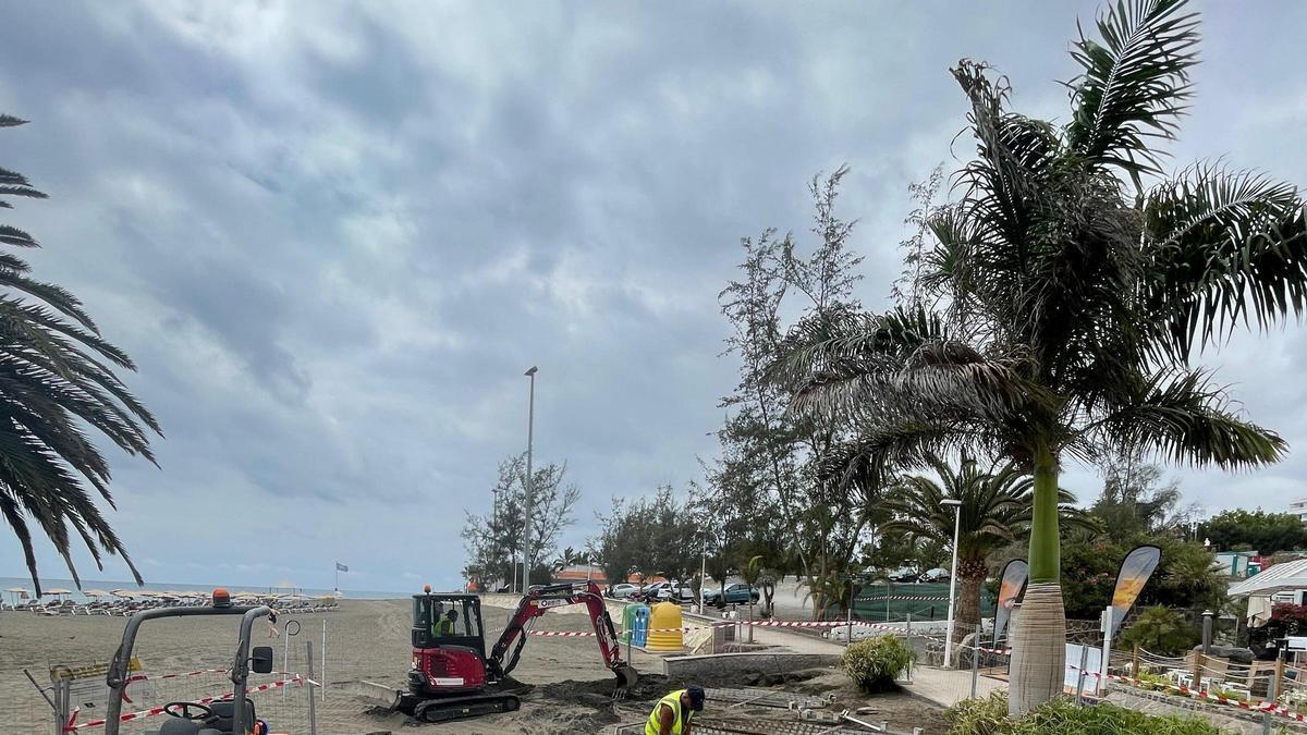Obras del Consorcio en los lavapiés de la playa de San Agustín.