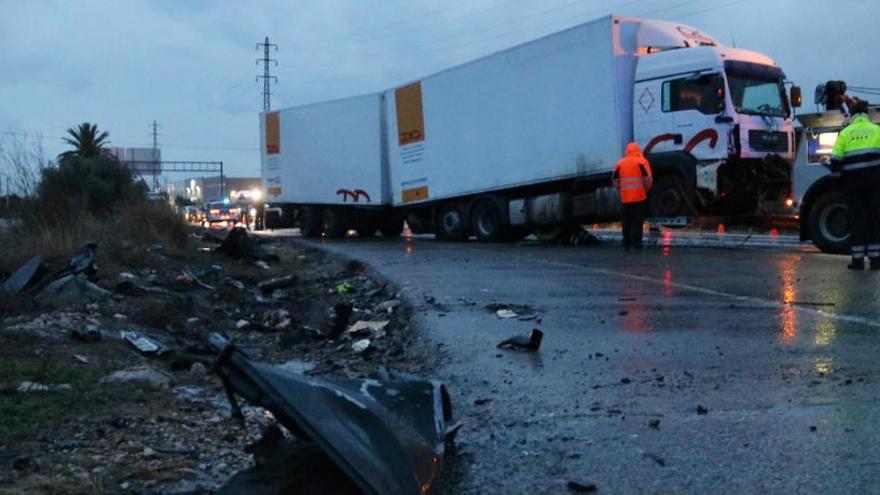 Tres persones moren en un accident entre dos cotxes i un camió al Vendrell