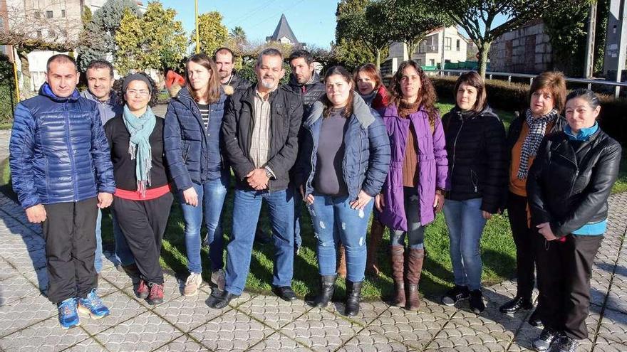 Un grupo de trabajadores de Maderas Iglesias posa junto al Parque Alcalde Ordóñez. // Marta G. Brea