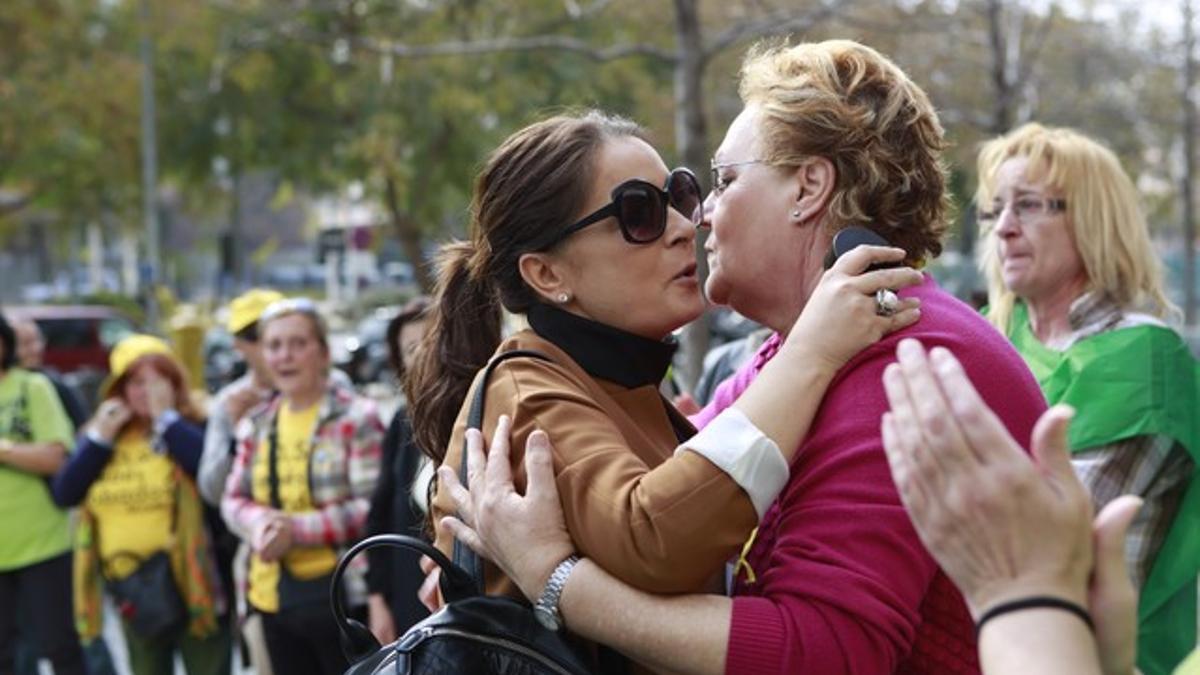 Alfonsa Reinoso (izquierda) a su llegada a los juzgados.