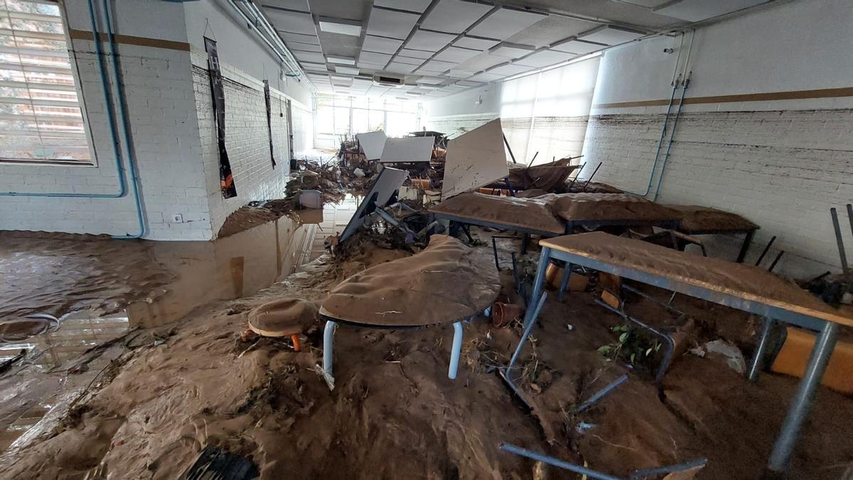 El lodo y el agua destrozó las aulas CEIP Lluis Vives de Massanassa.