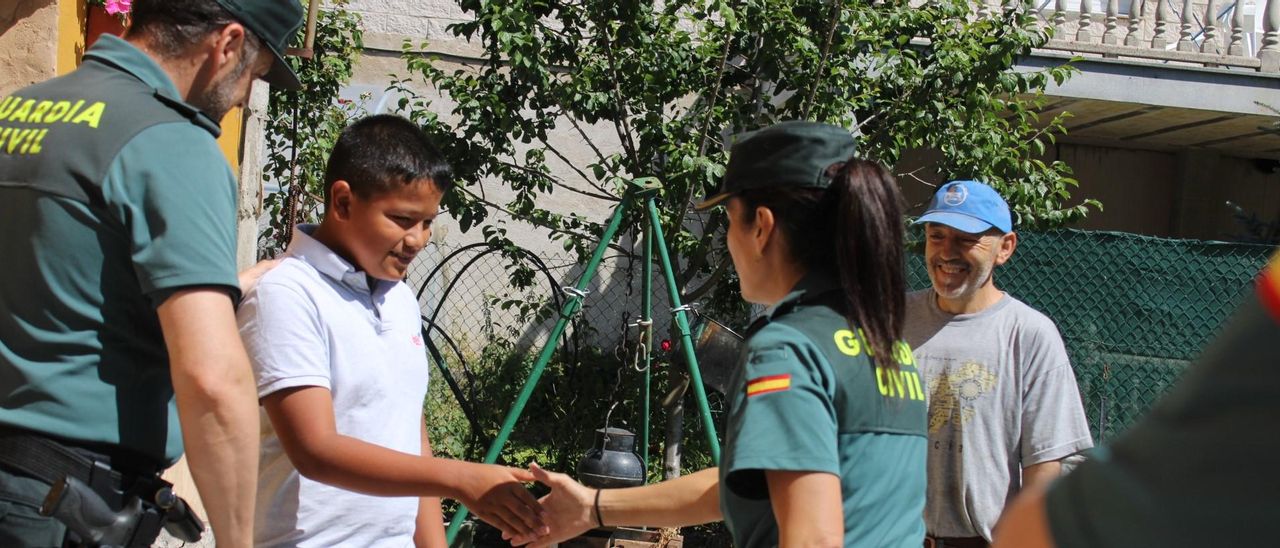 Visita de la miembros de la Guardia Civil a Keiler Jeroan Cardona Dubón, el único niño que reside en Porto de Sanabria