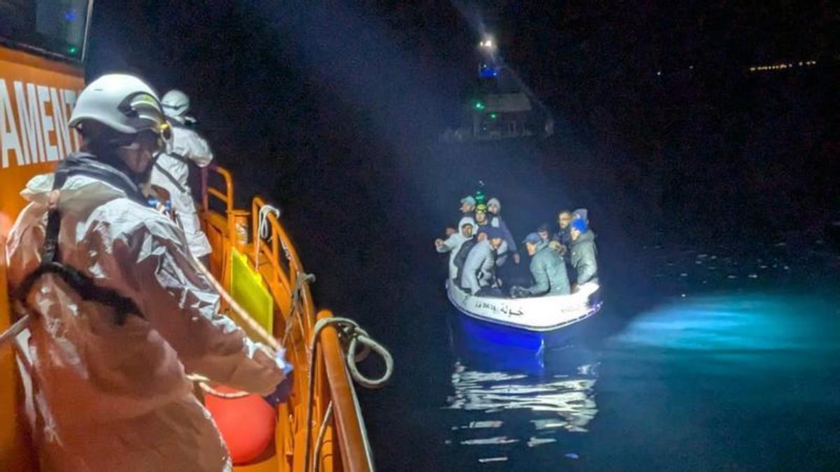 Un momento del rescate efectuado por Salvamento Marítimo. El vídeo muestra la llegada de otra patera con 15 inmigrantes a la misma playa en octubre de 2024.