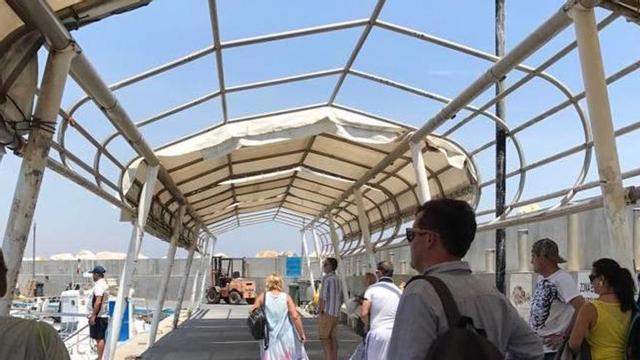 Algunas partes del entoldado han desaparecido y los visitantes se quedan sin sombra.
