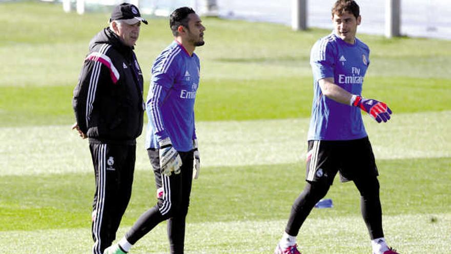 El entrenador del Real Madrid, el italiano Carlo Ancelotti, junto a los porteros Iker Casillas (d) y Keylor Navas (c), ayer.