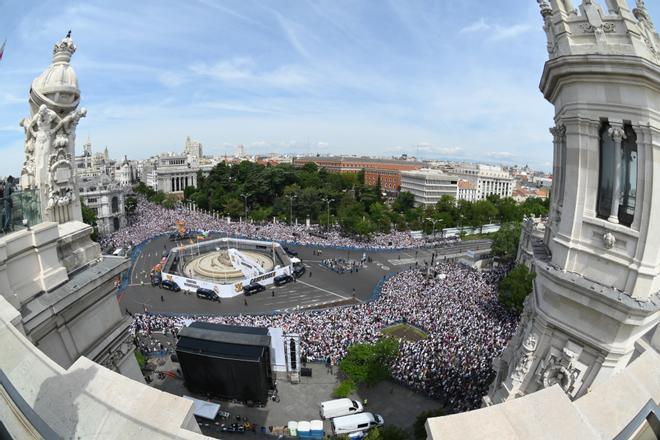 El Real Madrid recibe el trofeo de su trigésimo sexta Liga e inicia las celebraciones