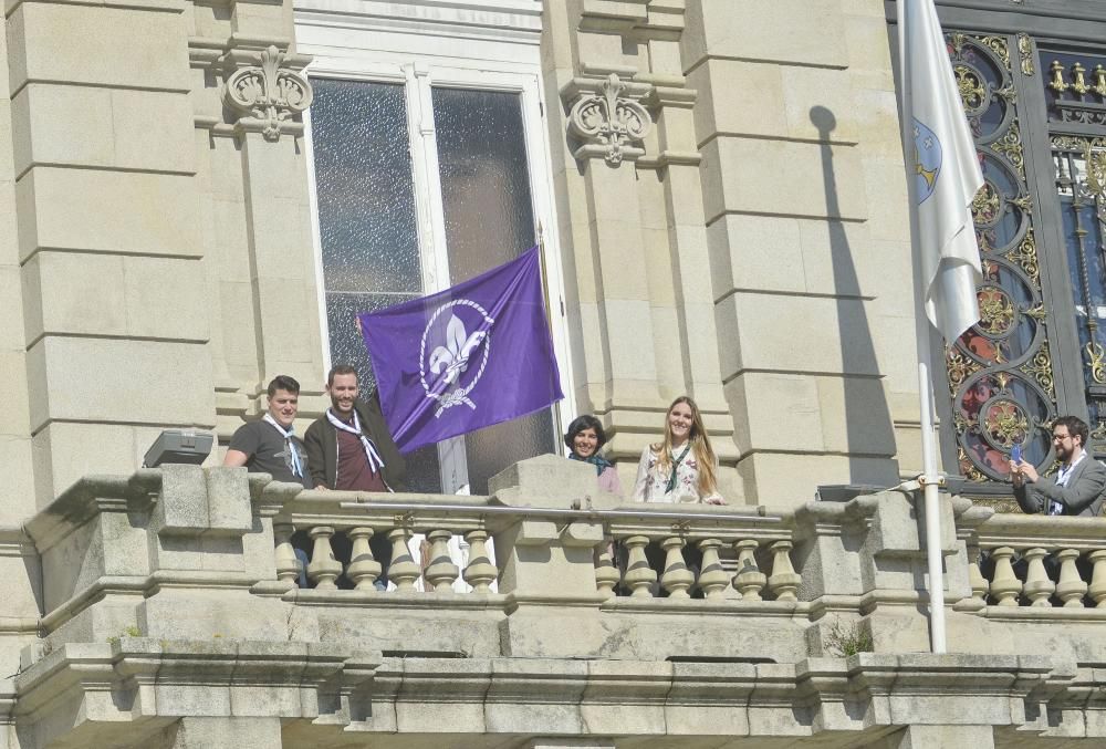 La bandera ''scout'' ondea en María Pita