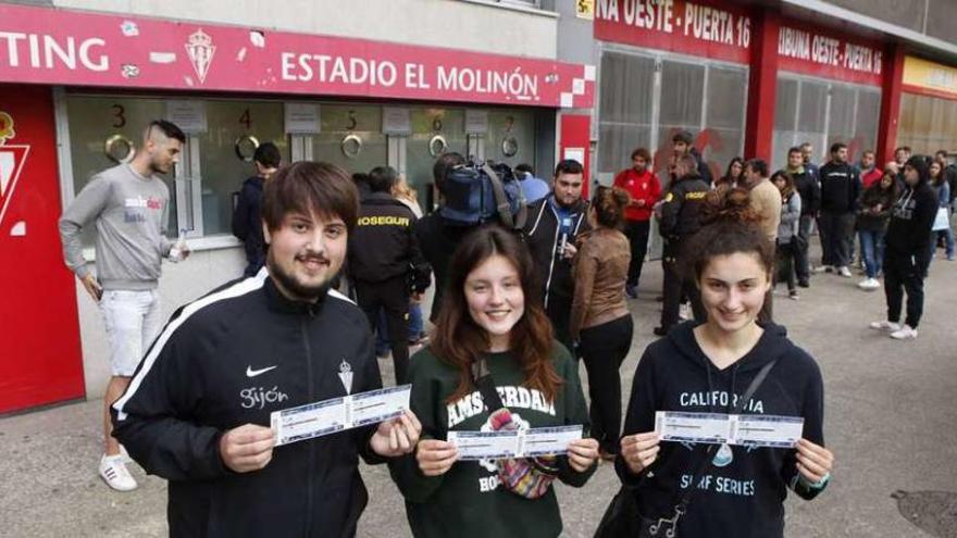 Aficionados del Sporting de Gijón, ayer, con sus entradas para Riazor junto a la cola en El Molinón.