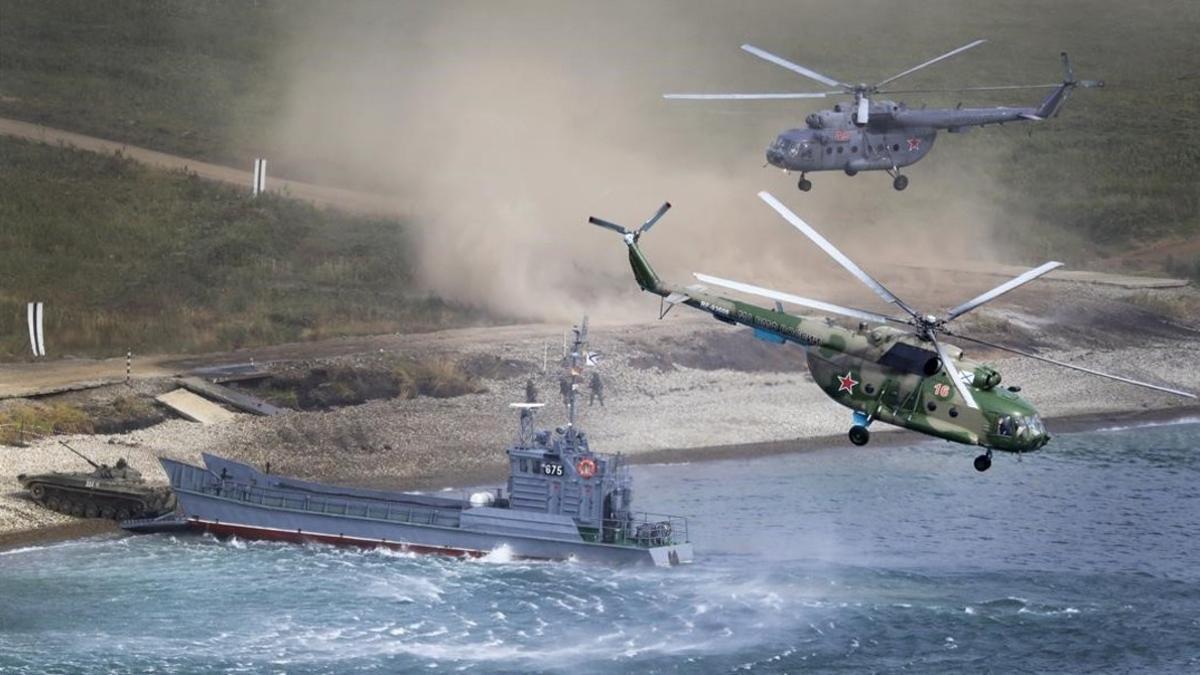 Un buque del Ejército ruso desembarca vehículos blindados en el marco de las maniobras conjuntas  realizadas junto a las tropas chinas en Vostok.