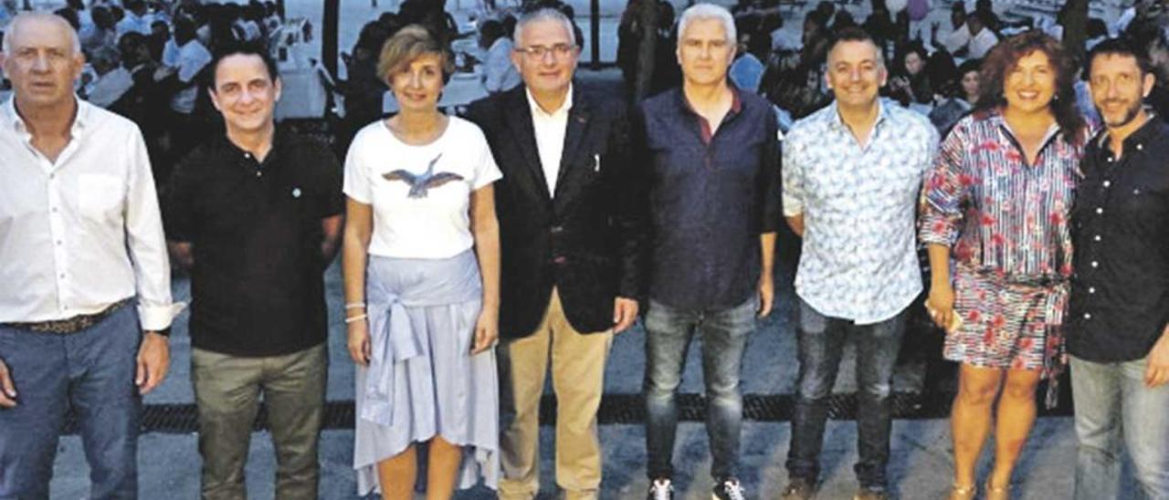 Jaume Font, en el centro con sus compañeros, durante la cena de verano de El Pi.