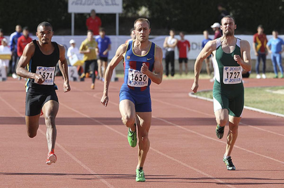 Ángel David Rodríguez (centre), durant la seva actuació en els 100 metres del Trofeu Internacional Ciutat de Salamanca d’atletisme.