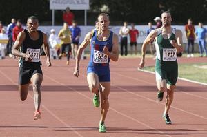 Ángel David Rodríguez (centre), durant la seva actuació en els 100 metres del Trofeu Internacional Ciutat de Salamanca d’atletisme.
