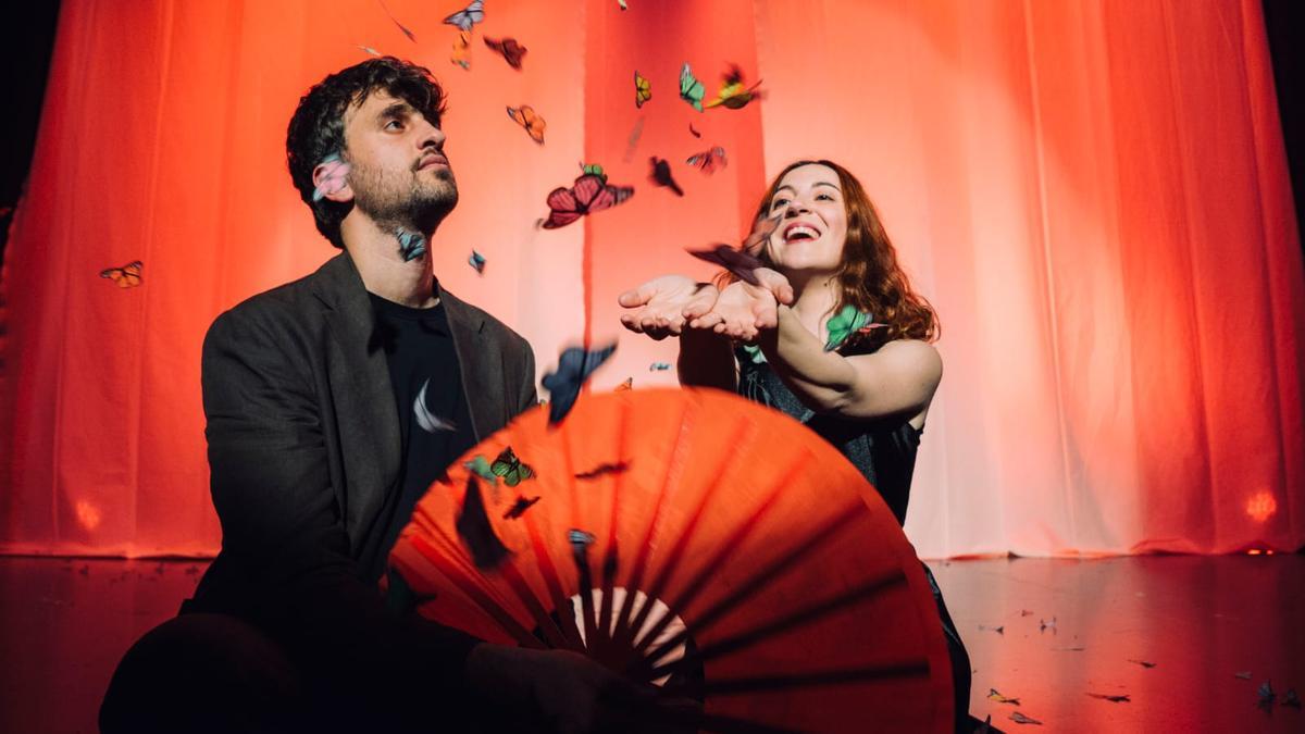 Un momento de 'La gran màgia', con Joan Cassanyes y Maria Garalve.