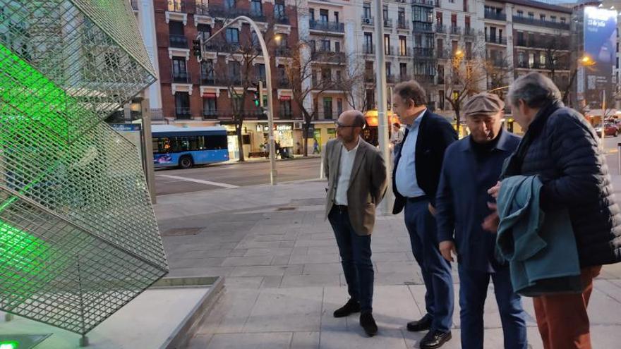 Manolo Paz (segundo por la derecha), junto al monumento, esta semana.  |  // AYUNTAMIENTO DE MADRID