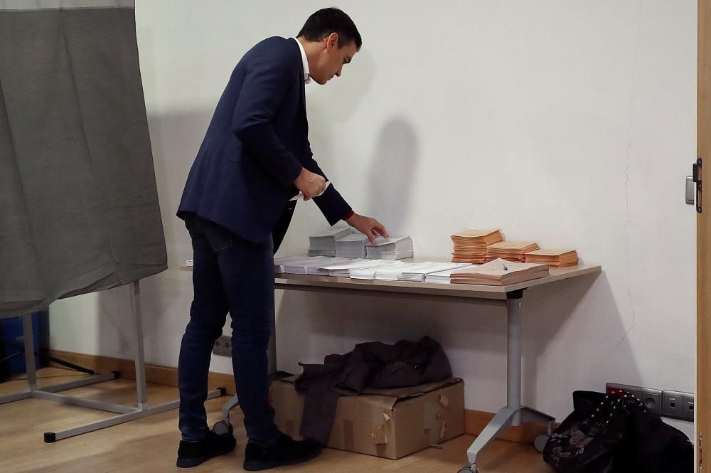 Pedro Sánchez votando