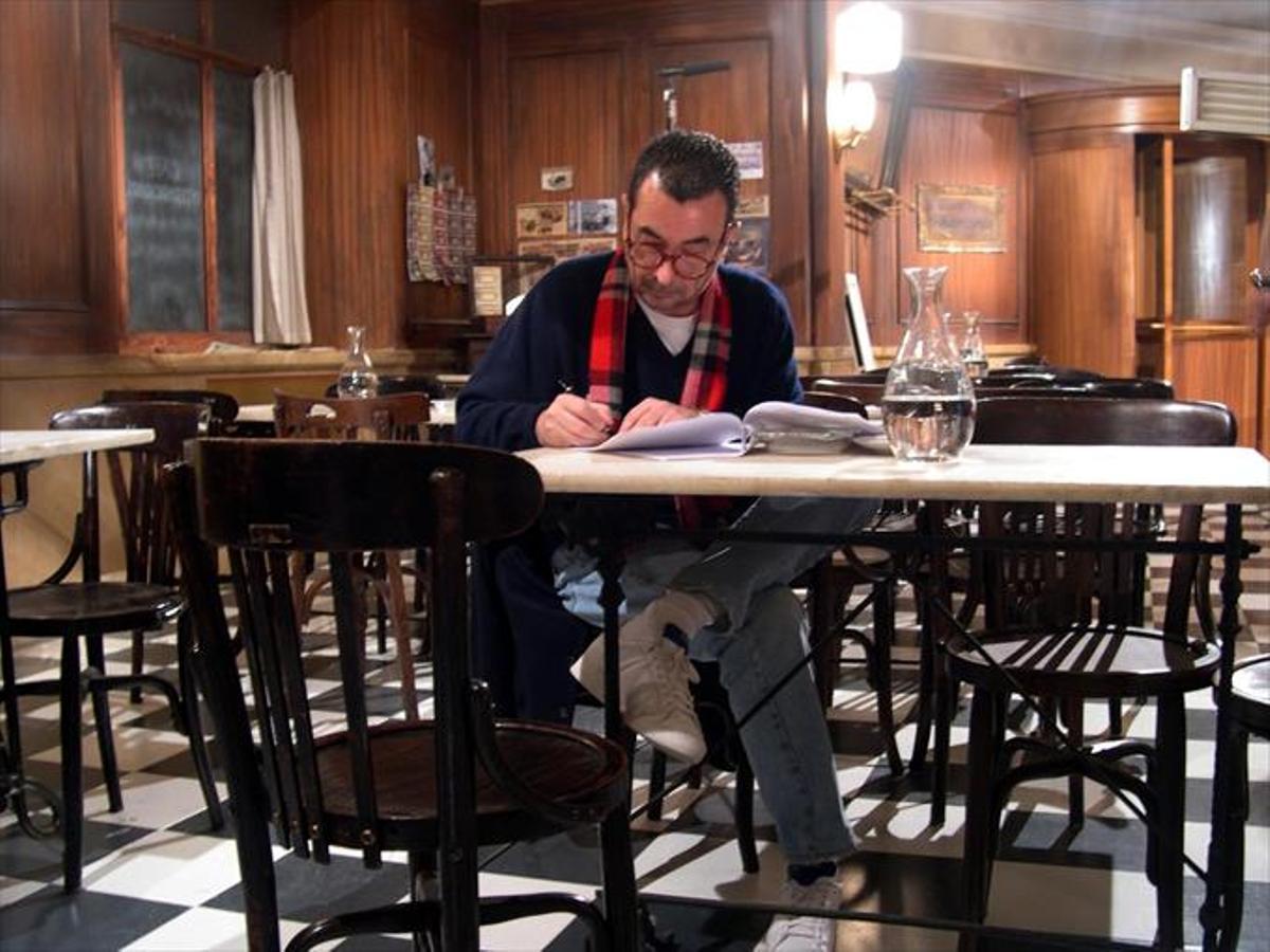 Un niño y espectador en el gallinero