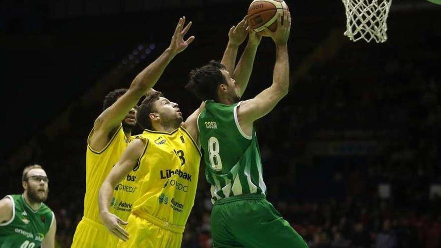 Van Zegeren y Llorente tratan de frenar a Lluís Costa, ayer, en Palacio de los Deportes de San Pablo.