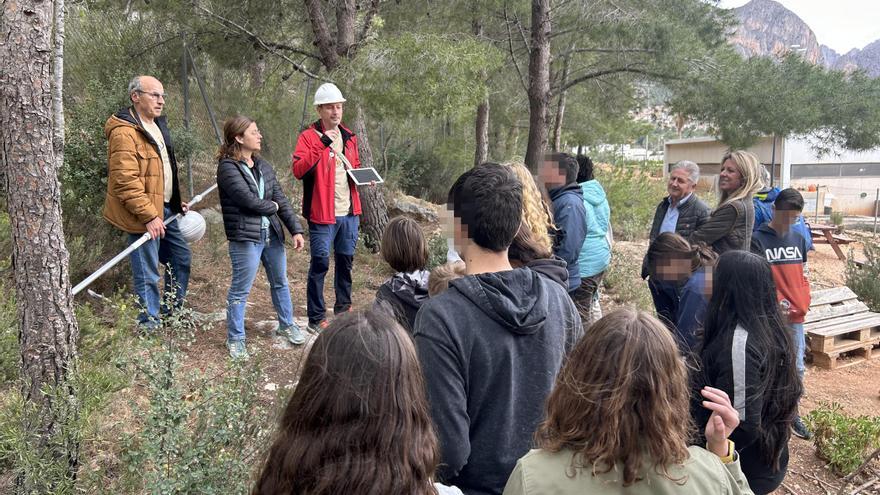 Alumnos del instituto La Nucia instalan 33 cajas nido para su estudio y seguimiento