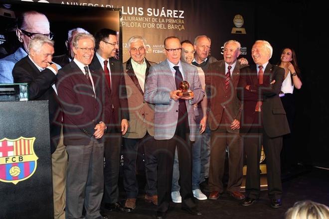 Luis Suárez hace entrega de su Balón de Oro al Museo del FC Barcelona