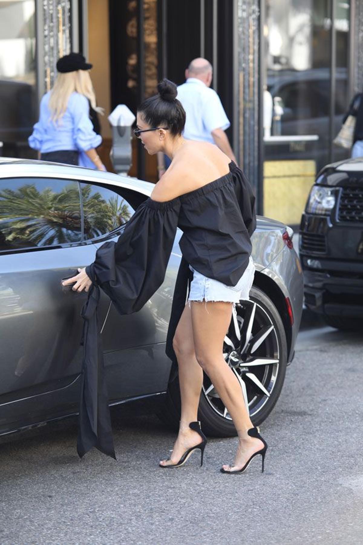 Kourtney Kardashian con moño alto y tirante en Beverly Hills